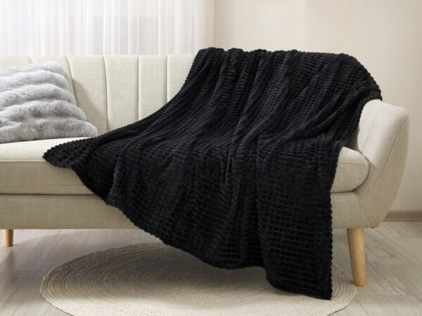 Deka Mikroflanel černé proužky 150x200 cm značky Škodák