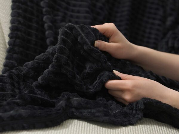 Deka Mikroflanel černé proužky 150x200 cm značky Škodák