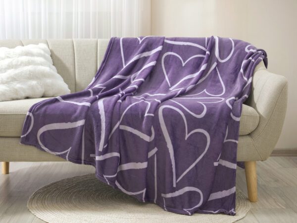 Deka Mikroflanel srdíčka na tmavě fialové 150x200 cm značky Škodák