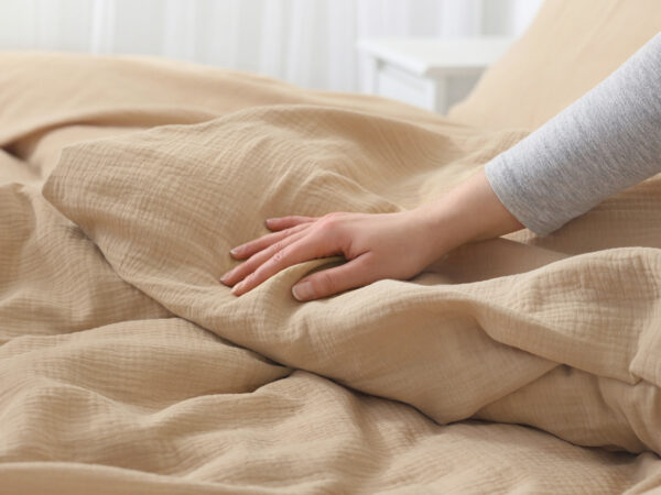 Mušelínové povlečení tmavě béžové značky Škodák.